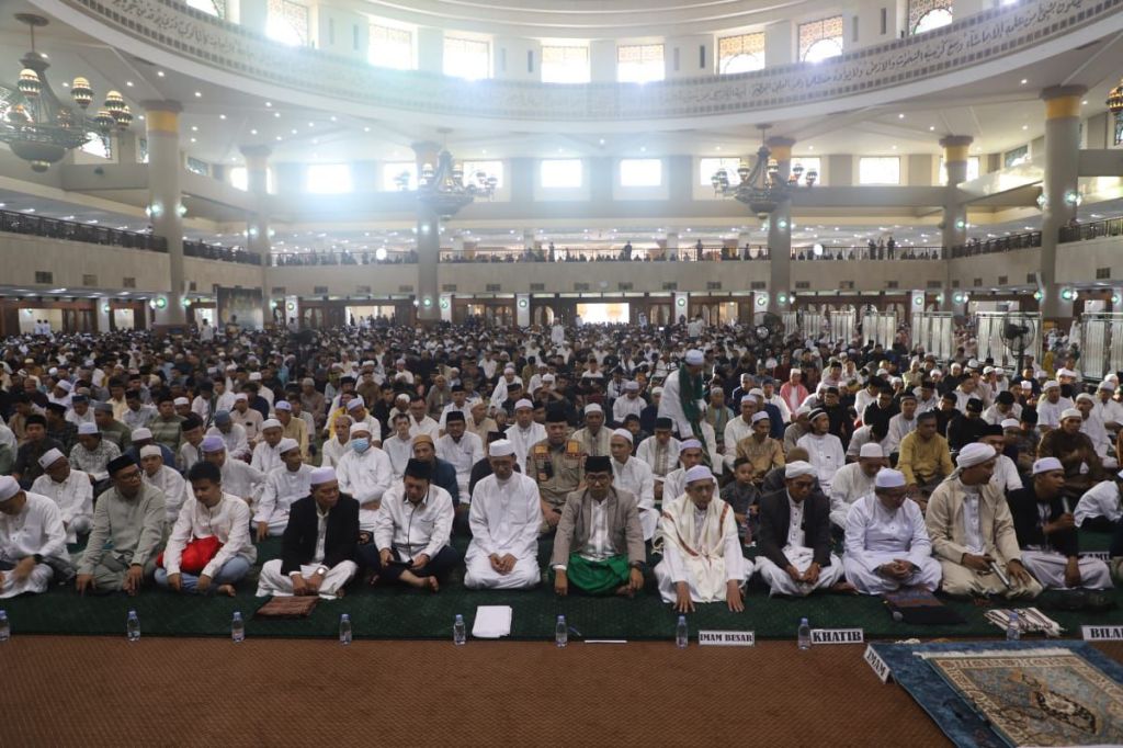 Ribuan Jamaah Salat Idulfitri di Islamic Center