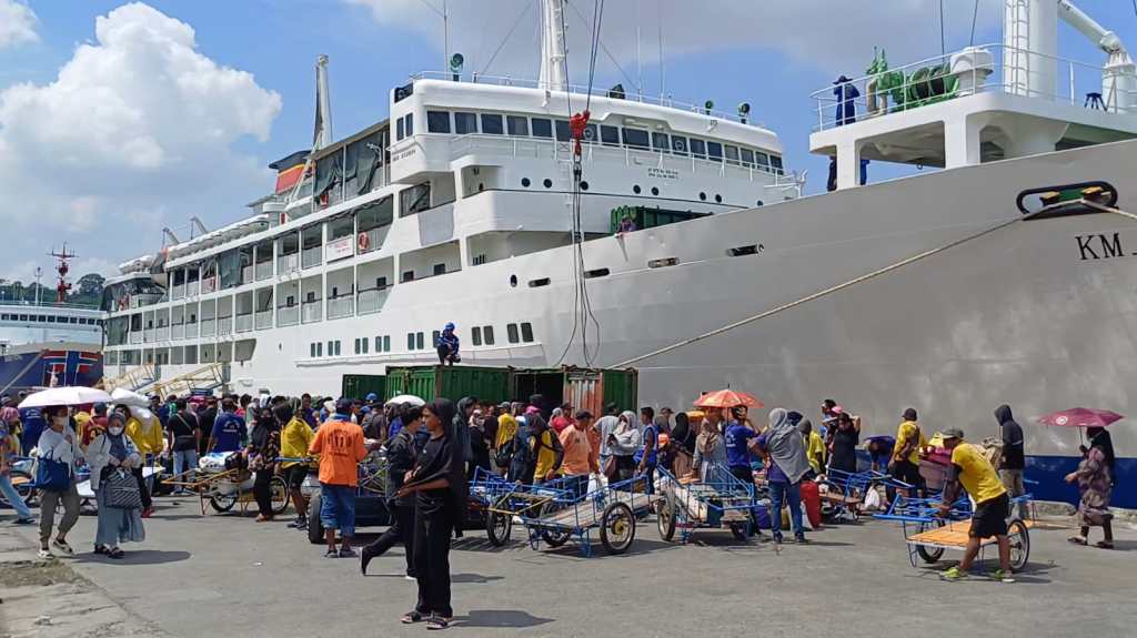 1.725 Penumpang KM Adiitya Tiba di Pelabuhan Samarinda