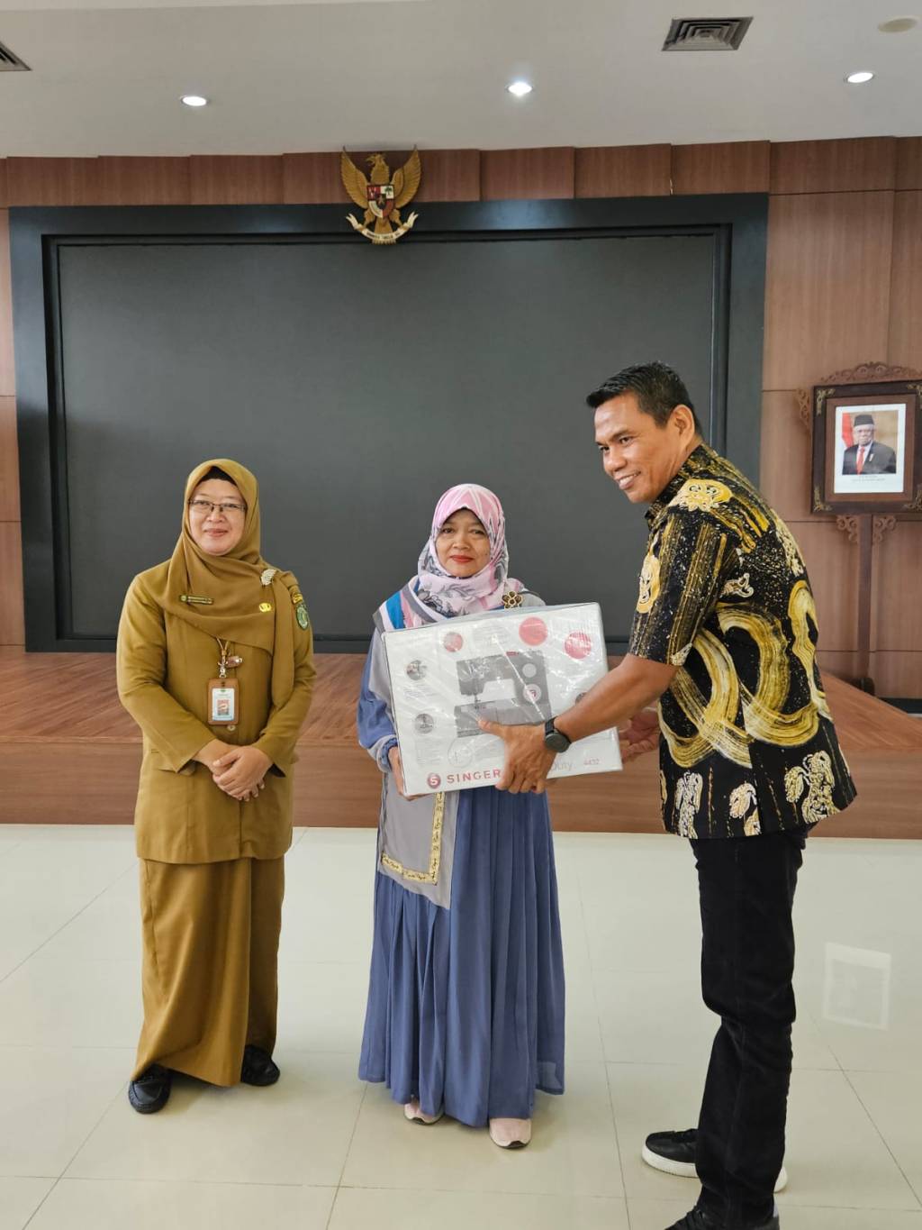 Disperindagkop Kaltim Serahkan 76 Unit Mesin Jahit Kepada Pelaku&nbsp;UMKM