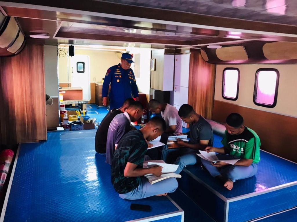 Ditpolairud Polda Kaltim Gelar Perpustakaan dan Klinik Terapung di Perairan Somber Balikpapan