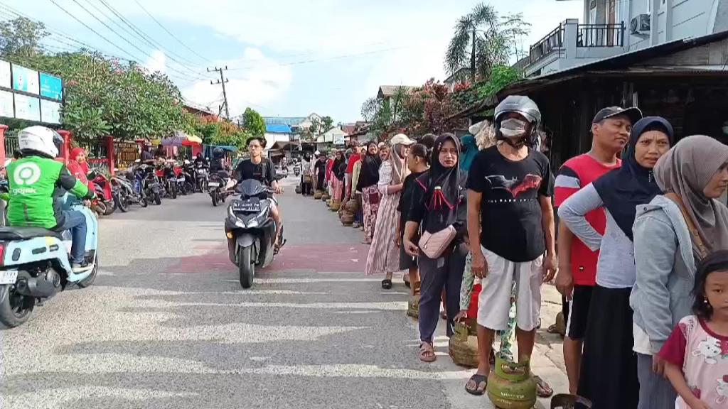 Langka, Warga Harus Antre Beli Gas Elpiji 3 Kg di Agen