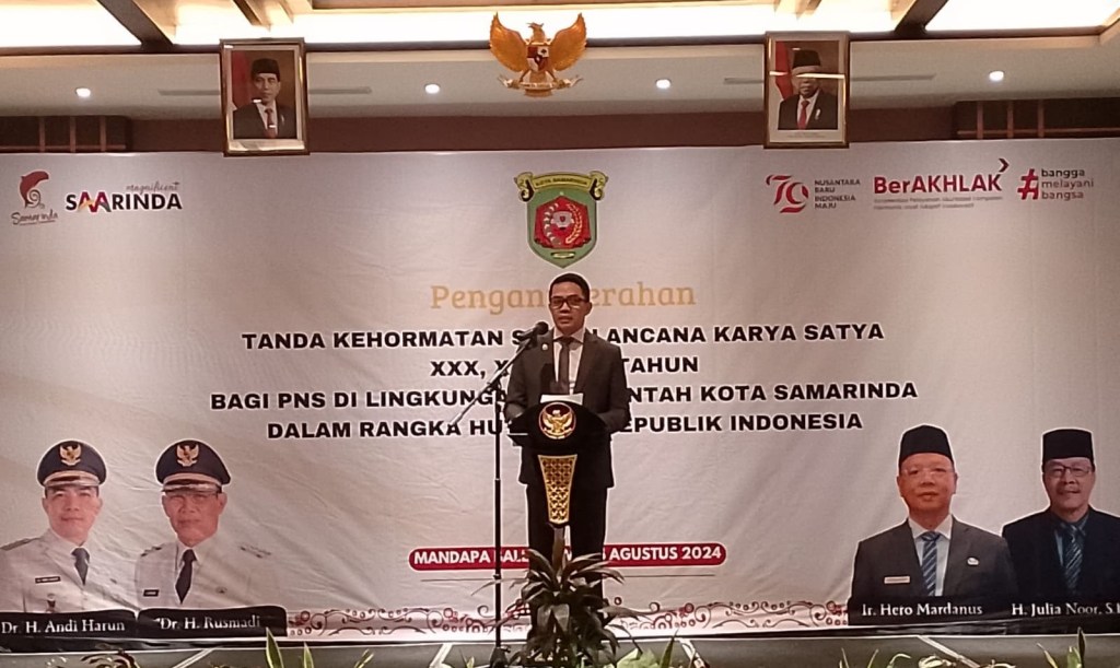 AH Beri Penganugerahan Satyalancana Karya Satya