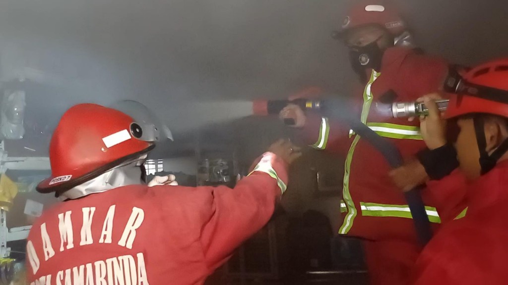 Kebakaran Hanguskan Gudang Minimarket di Samarinda