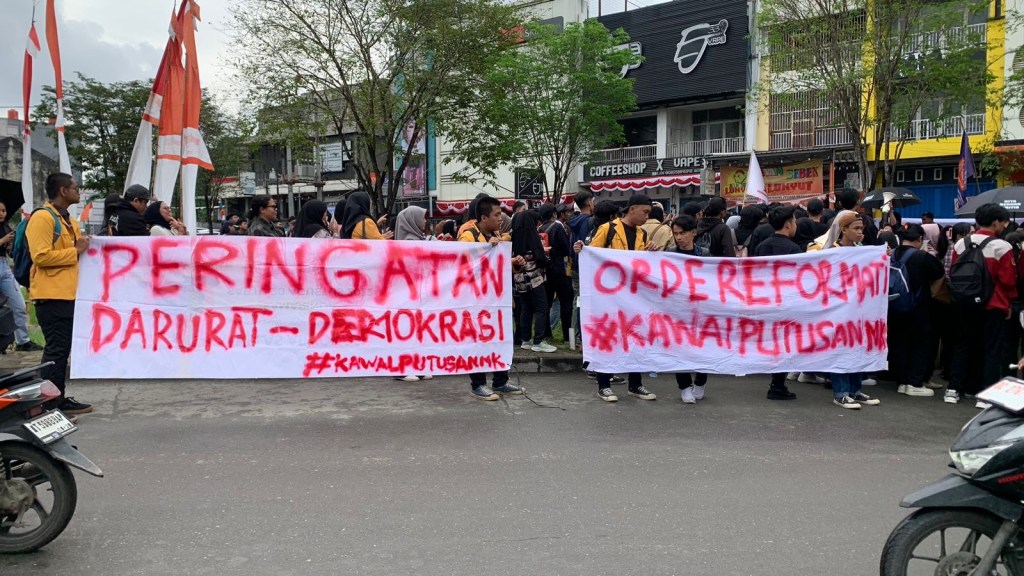 Tolak Revisi UU Pilkada, Ratusan Mahasiswa Penuhi Gerbang Unmul